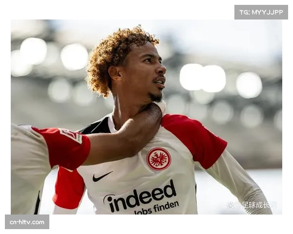 马科斯保罗置于右内锋位置 无球跑动为埃基蒂克拉扯空间